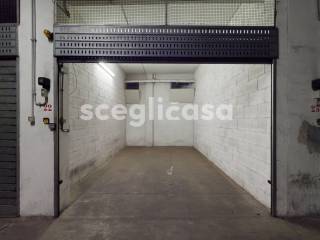 Garage in affitto a roma via tommaso fortifiocca, 36