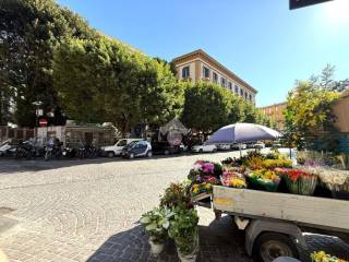 Negozio in affitto a napoli via francesco crispi, 16