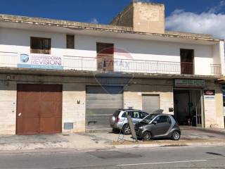 Negozio in affitto a manfredonia viale padre pio, snc