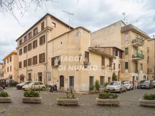 Negozio in vendita a frascati piazza paolo iii