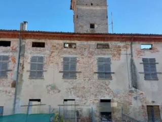 Intero stabile in vendita a caorso strada padana inferiore