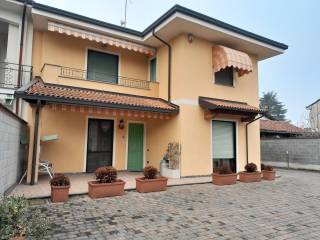 Villa in vendita a borgolavezzaro via mortara, 6b