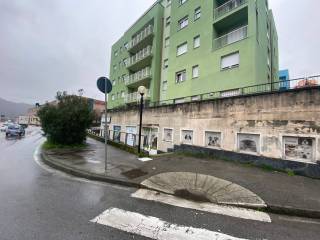 Negozio in vendita a genova via romairone, 36