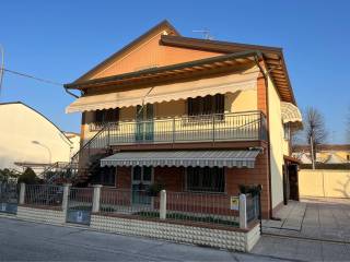 Casa indipendente in vendita a ferrara via cento, 107/c