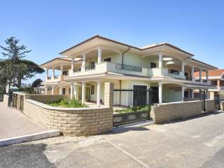 Villa in vendita ad anzio lungomare delle sirene