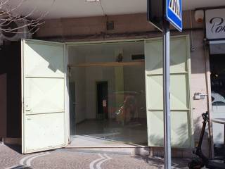 Negozio in affitto a napoli viale del poggio di capodimonte, 15