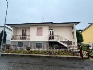 Villa in vendita a cadeo via liguria