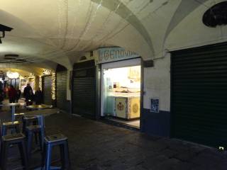 Negozio in vendita a genova piazza caricamento