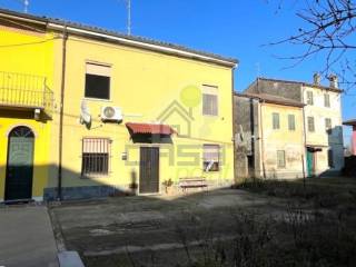 Casa indipendente in vendita a monticelli d'ongina via monticelli santi