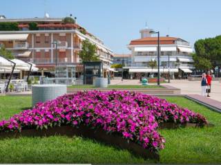 Negozio in vendita a jesolo piazza milano