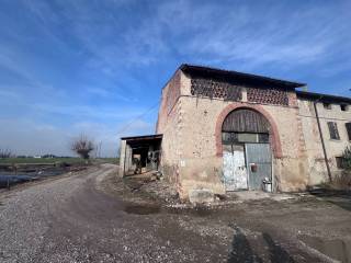 Magazzino in affitto a verona strada la rizza