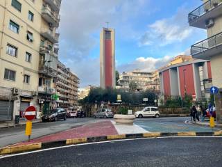 Negozio in in affitto da privato a napoli via san giacomo dei capri, 48