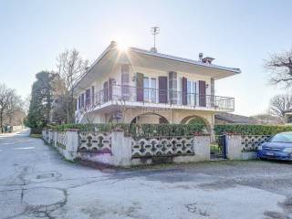 Villa in vendita a castelletto sopra ticino via delle rose