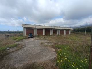 Magazzino in affitto a lamezia terme via madre teresa di calcutta