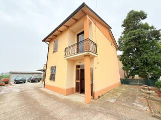 Villa in vendita ad argenta via garda menata, 31