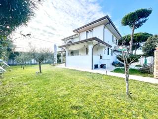 Villa in vendita a camaiore via isonzo