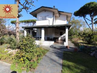 Villa bifamiliare in vendita a forte dei marmi via gorizia