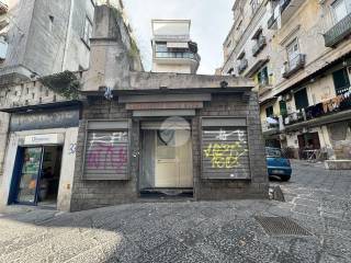 Negozio in vendita a napoli salita pontenuovo, 34