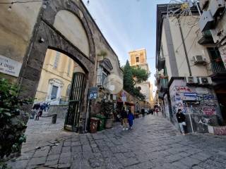 Negozio in affitto a napoli vico pallonetto santa chiara, 33