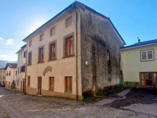 Casa indipendente in vendita a borgo a mozzano via s. gemma galgani, 55