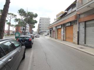 Negozio in affitto a brindisi viale san giovanni bosco, 107