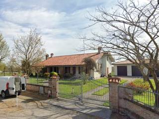 Villa all'asta a gonzaga strada comunale ronchi, 57