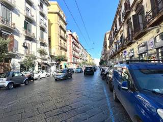 Negozio in affitto a napoli via camillo porzio