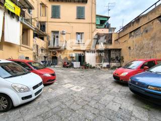 Garage in vendita a portici via carlo e luigi giordano