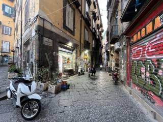 Negozio in vendita a napoli largo banchi nuovi, 15