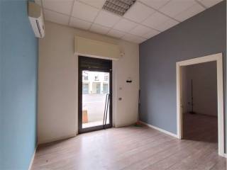 Negozio in affitto a cadeo 