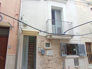 Casa indipendente in vendita ad acquaviva delle fonti via vitangelo luciani, 89