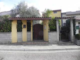 Villa a schiera all'asta ad atella via delle querce, 20