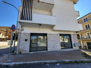 Negozio in affitto ad atina via dei longobardi, 24