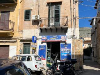 Negozio in affitto a palermo via carbone dalla via pazienza, 43