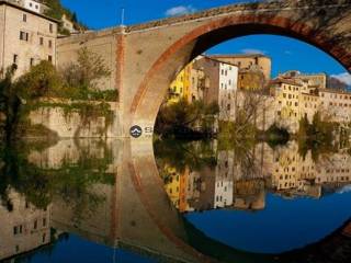 Negozio in vendita a fossombrone corso giuseppe garibaldi ,