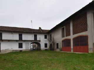 Casale in vendita a vigliano d'asti piazza anita garibaldi