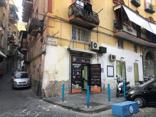 Negozio in vendita a napoli via sant'antonio abate