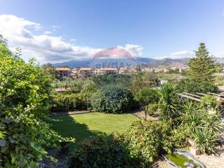 Casa indipendente in vendita a giardini-naxos via santa venera, 1