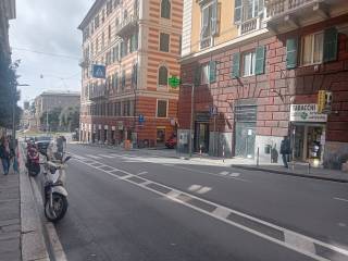 Negozio in affitto a genova via assarotti, 22r