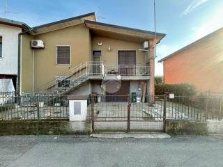 Villa bifamiliare in vendita a cremona via pietro perugino, 30