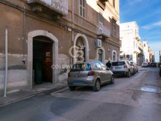 Negozio in affitto a trani via nicola de roggiero, 90