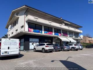 Negozio in vendita a spoltore via mare adriatico, 51