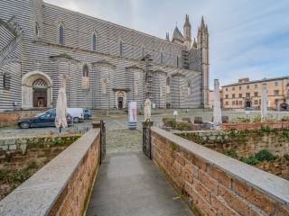 Negozio in vendita a orvieto piazza duomo