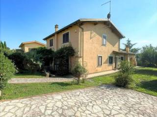 Villa bifamiliare in in vendita da privato a sutri via dei lucumoni, 28b