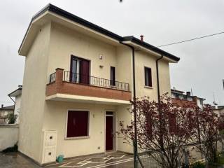 Villa in vendita a occhiobello via trieste