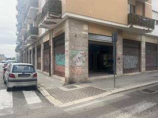 Negozio in affitto a brindisi viale aldo moro, 95