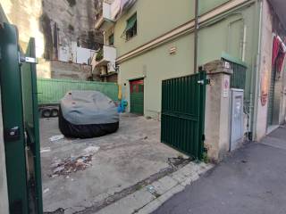 Negozio in affitto a genova via napoli