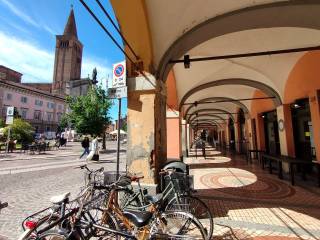 Negozio in affitto a piacenza piazza duomo, 9