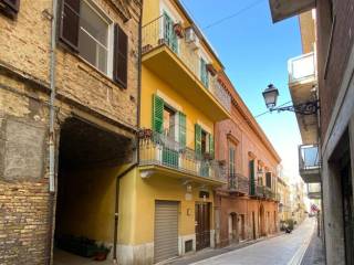 Casa indipendente in vendita a città sant'angelo vico castagna, 23