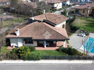 Villa in vendita a porto mantovano via gramsci, 1